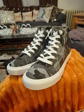 Very G Grey Camo High Top Sneakers Women's Size 10